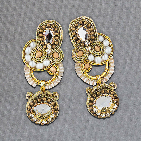 Wunderschöne Soutache-Ohrringe in Gold und Creme
