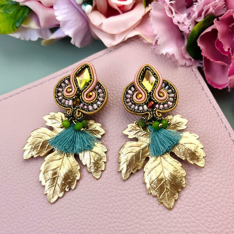 Rosafarbene Soutache-Ohrstecker kleinen hellblauen Quasten und goldenen Blättern