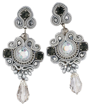 Silberne glänzende Soutache-Ohrstecker mit Glitzer-Steinen