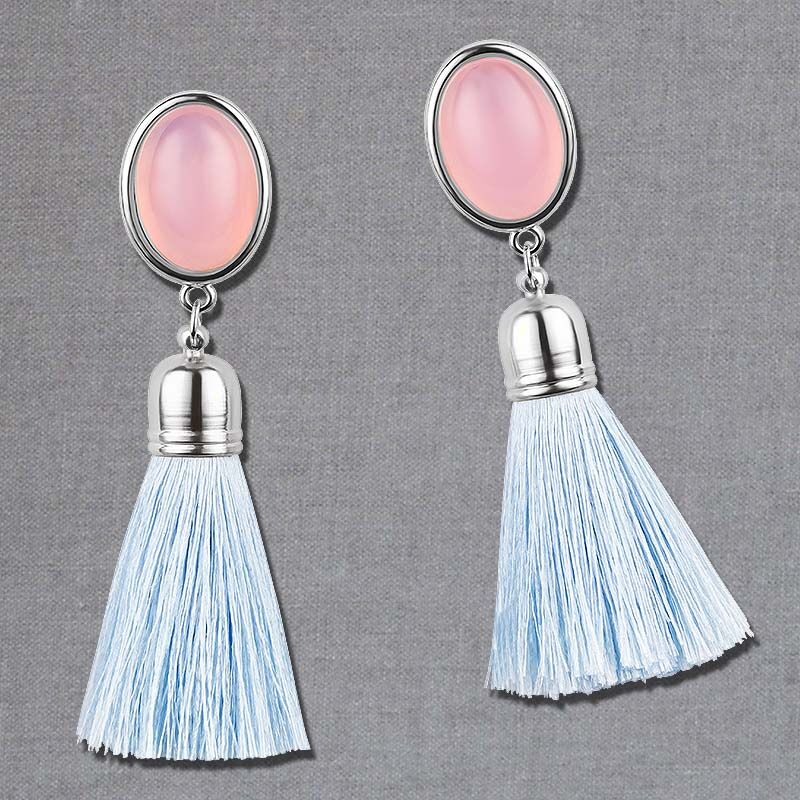 Silberfarbene Quasten Ohrringe als Ohrstecker in Rosa mit hellblauer Quaste von AmuseToi