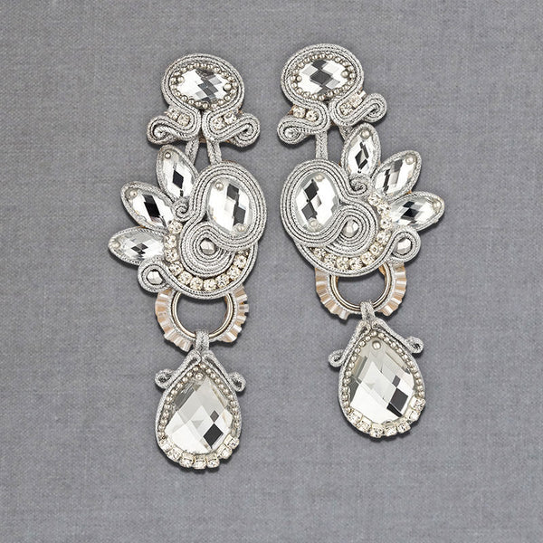 Große silberfarbene Soutache-Ohrringe als Ohrstecker mit funkelnden Steinen