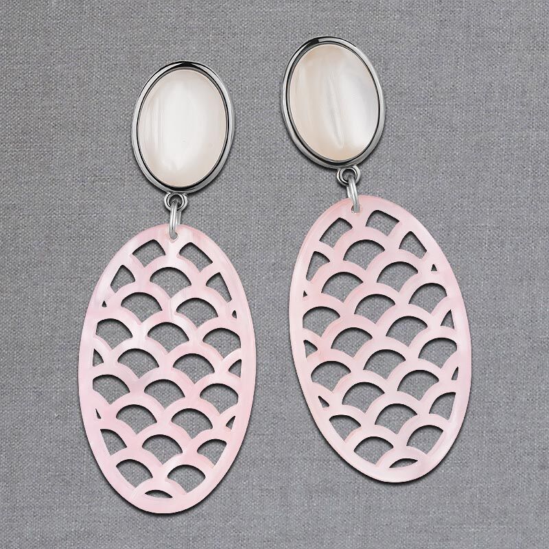 Silberfarbene perlmuttfarbene Ohrstecker mit Oval in Rosa von AmuseToi