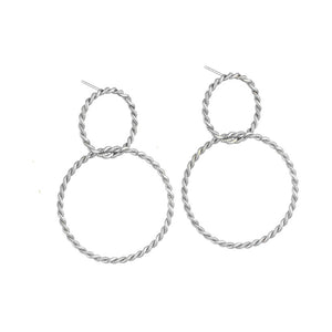 Rhodinierte Ohrstecker aus zwei verschlungenen Ringen in Seiloptik