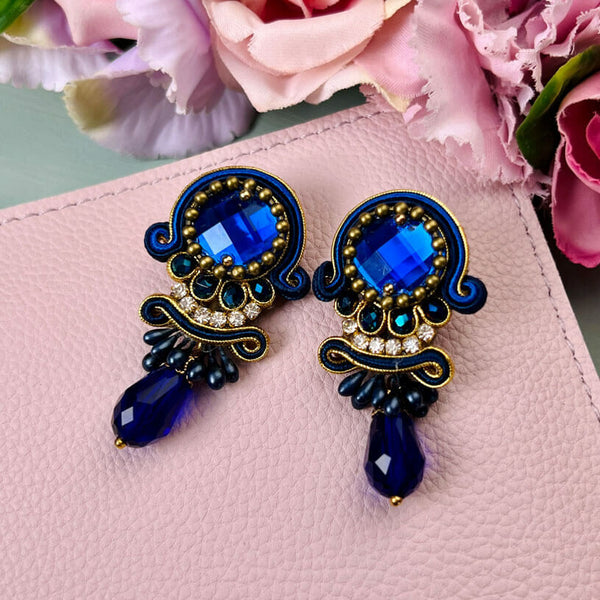 Funkelnde Soutache-Ohrstecker in Dunkelblau