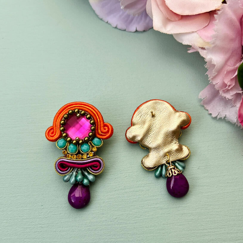 Farbenfrohe Statement-Ohrringe in Pink, Türkis und Violett