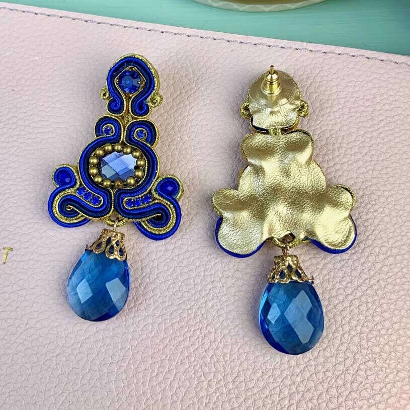 Schöne Soutache-Ohrringe in Dunkelblau und Gold