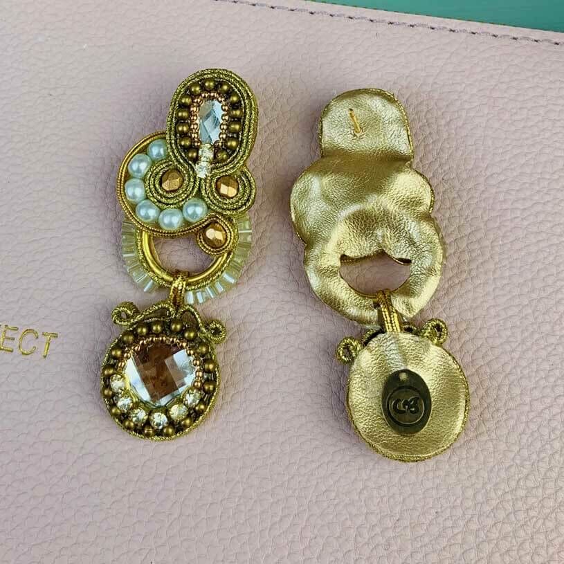 Wunderschöne Soutache-Ohrringe in Gold und Creme