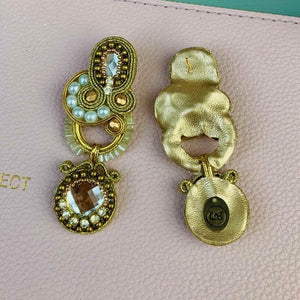Wunderschöne Soutache-Ohrringe in Gold und Creme