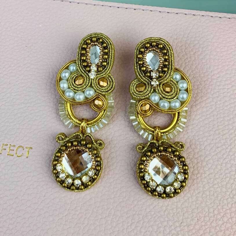 Wunderschöne Soutache-Ohrringe in Gold und Creme