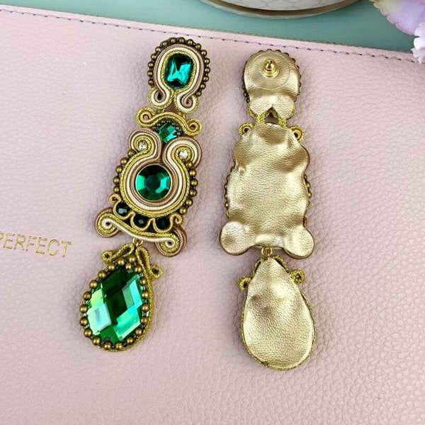 Funkelnde Soutache-Ohrringe in Grün und Gold