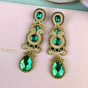 Funkelnde Soutache-Ohrringe in Grün und Gold