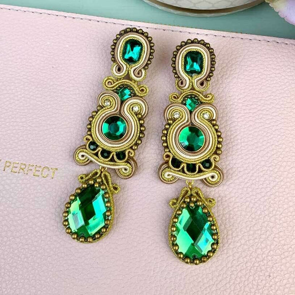 Funkelnde Soutache-Ohrringe in Grün und Gold