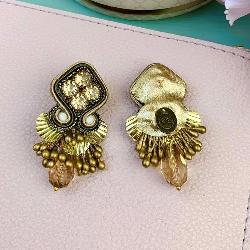 Funkelnde Soutache-Ohrringe in Gold, Beige und Braun