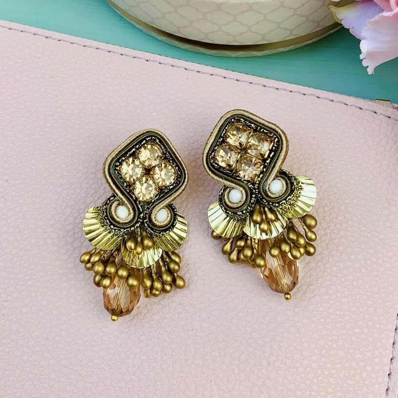 Funkelnde Soutache-Ohrringe in Gold, Beige und Braun