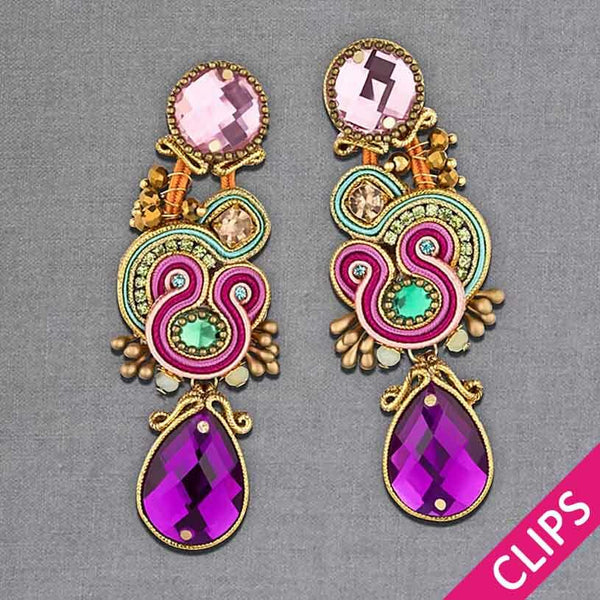 Rosafarbene Soutache Ohrclips mit seidigen Bändern in Gold und funkelnden Tropfen in Violett