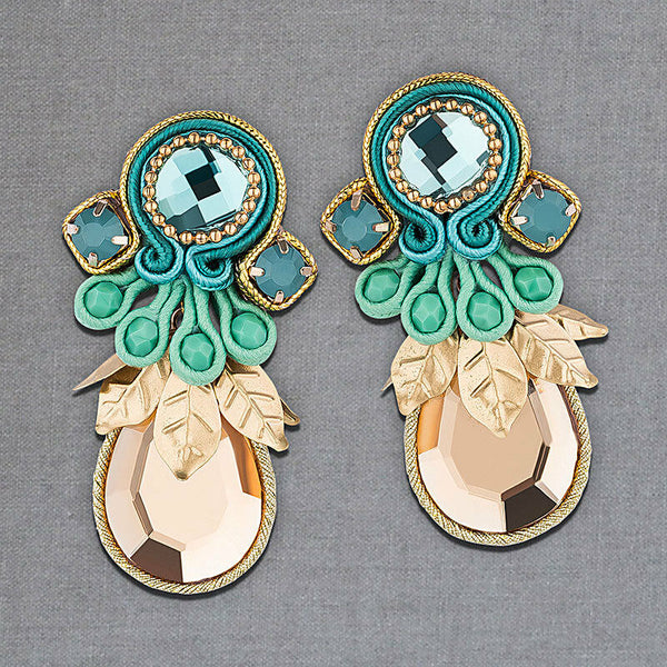 Funkelnde Soutache-Ohrringe mit schimmernden hellblauen Steinen und champagnerfarbenen Tropfen