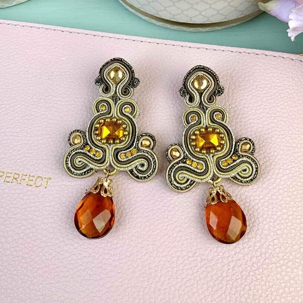 Wunderschöne Soutache-Ohrringe in Gold und Champagner