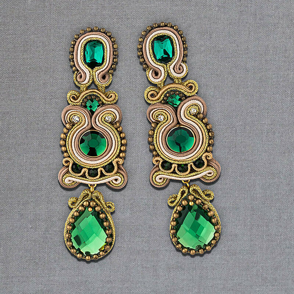 Funkelnde Soutache-Ohrringe in Grün und Gold
