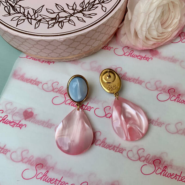 Hellblaue Ohrstecker mit Tropfen in Rosa von AmuseToi