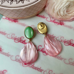 Hellgrüne Ohrstecker mit Tropfen in Rosa von AmuseToi