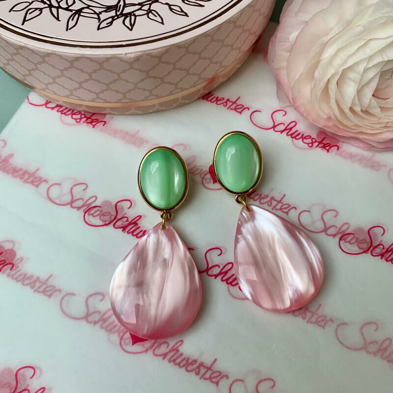 Hellgrüne Ohrstecker mit Tropfen in Rosa von AmuseToi