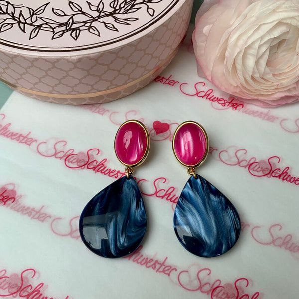 Pinke Ohrclips mit dunkelblauen Tropfen von AmuseToi