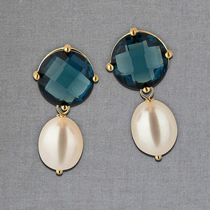 Set aus dunkelblauen Ohrsteckern mit Süßwasserperle und Armreif mit dunkelblauen Glas-Kristallen