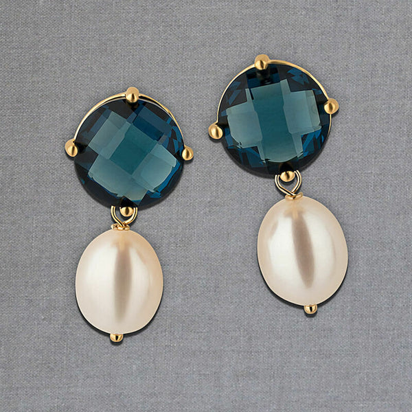 Set aus dunkelblauen Ohrsteckern mit Süßwasserperle und Armreif mit dunkelblauen Glas-Kristallen