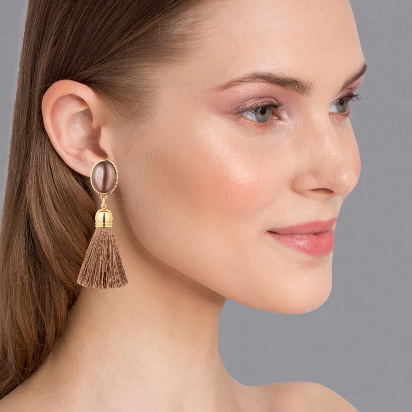 Wunderschöne Quasten Ohrringe als Ohrstecker in Beige von AmuseToi