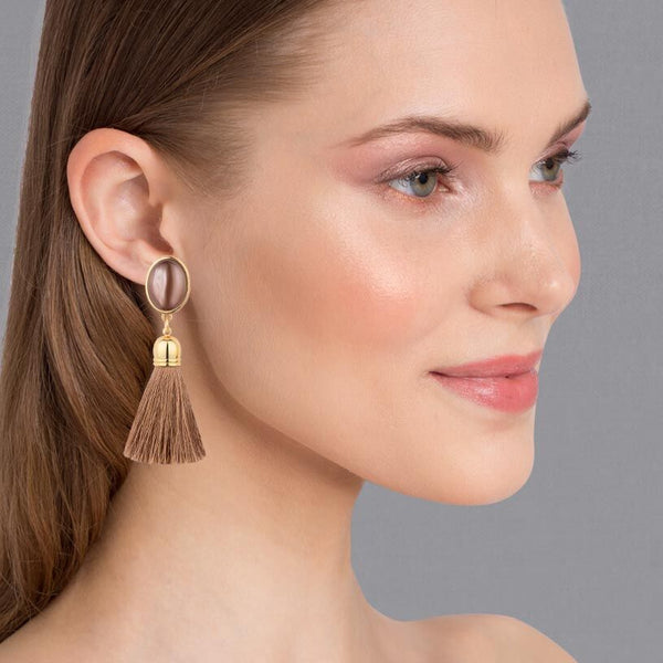 Wunderschöne Quasten Ohrringe als Ohrstecker in Beige von AmuseToi