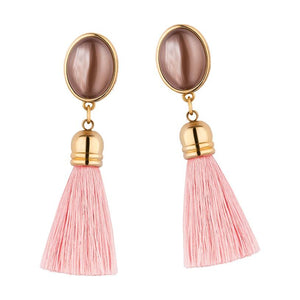 Quasten-Ohrringe als Ohrstecker in Beige mit rosafarbener Quaste von AmuseToi