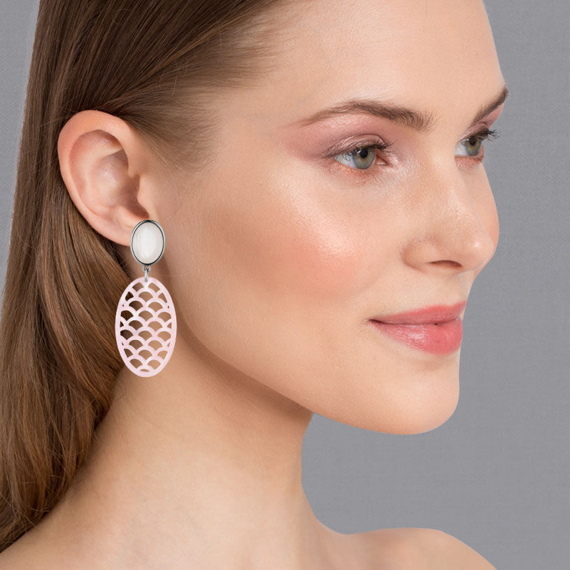 Silberfarbene perlmuttfarbene Ohrstecker mit Oval in Rosa von AmuseToi