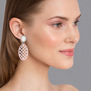 Silberfarbene perlmuttfarbene Ohrstecker mit Oval in Rosa von AmuseToi
