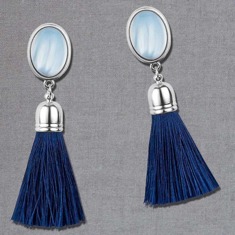 Schimmernde hellblaue Ohrstecker mit marineblauen Quasten in Silberfarben