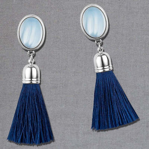 Schimmernde hellblaue Ohrstecker mit marineblauen Quasten in Silberfarben