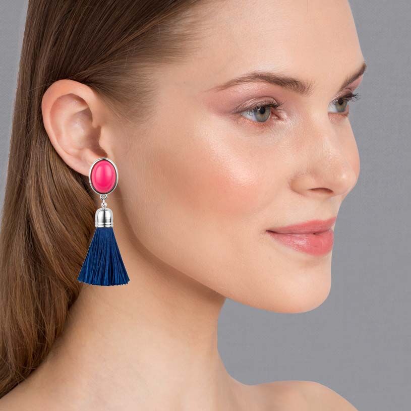Silberfarbene Quasten Ohrringe als Ohrstecker in Pink mit dunkelblauer Quaste von AmuseToi