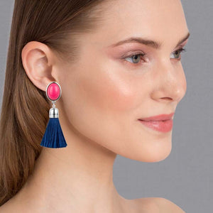 Silberfarbene Quasten Ohrringe als Ohrstecker in Pink mit dunkelblauer Quaste von AmuseToi