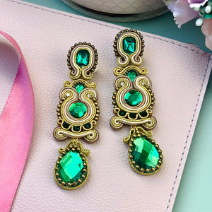 Funkelnde Soutache-Ohrringe in Grün und Gold