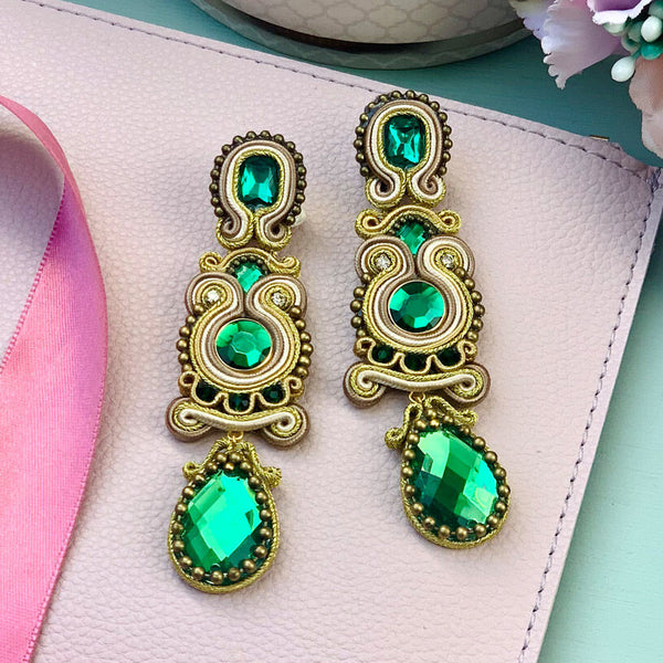 Funkelnde Soutache-Ohrringe in Grün und Gold