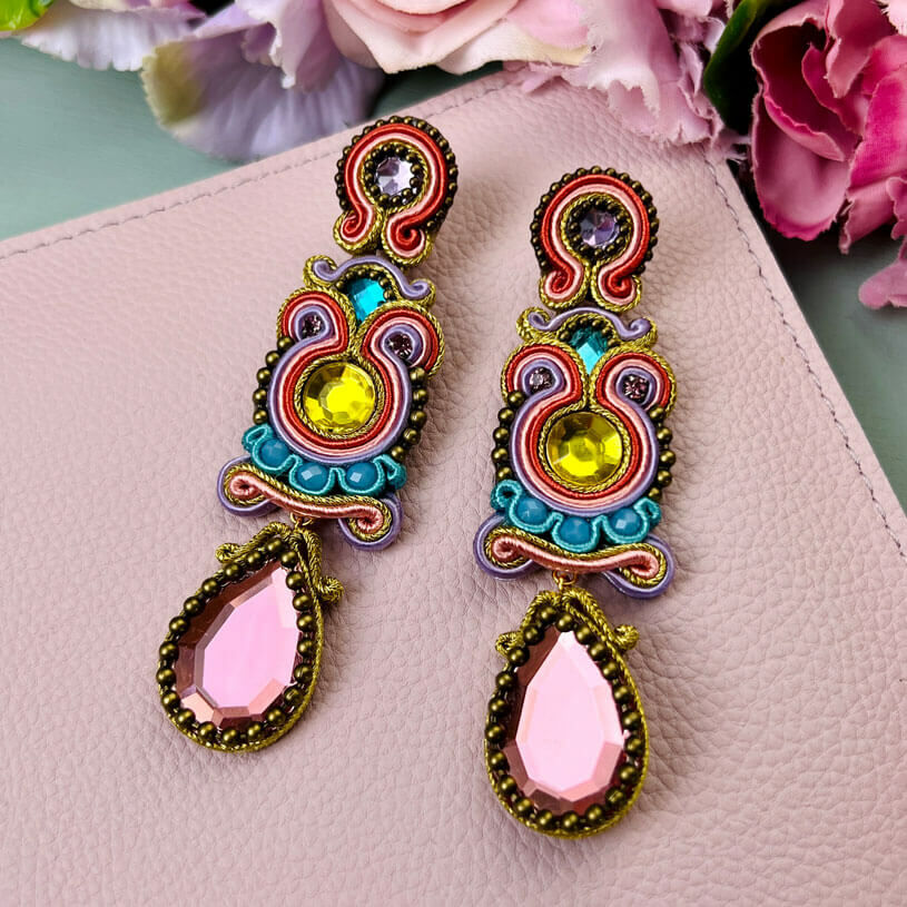 Farbenfrohe Soutache-Ohrringe in Gelb, Blau und Orange