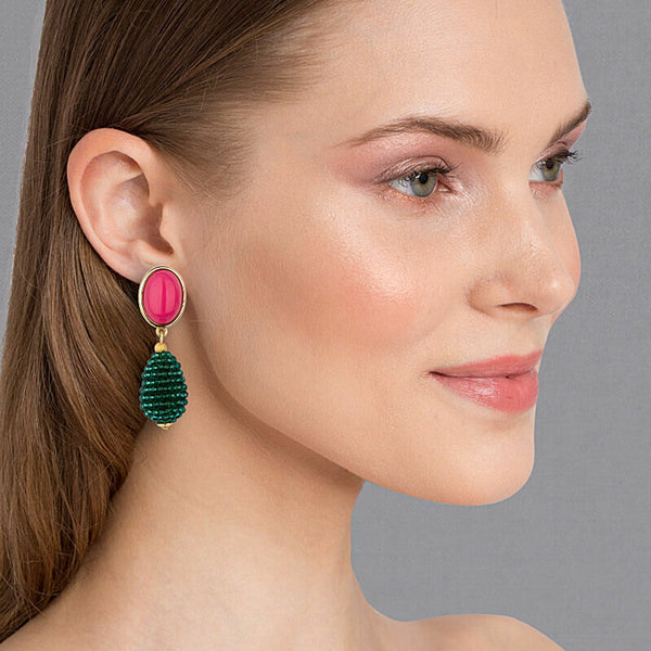 Pinkfarbene Ohrstecker mit glitzerndem dunkelgrünen Tropfen von AmuseToi